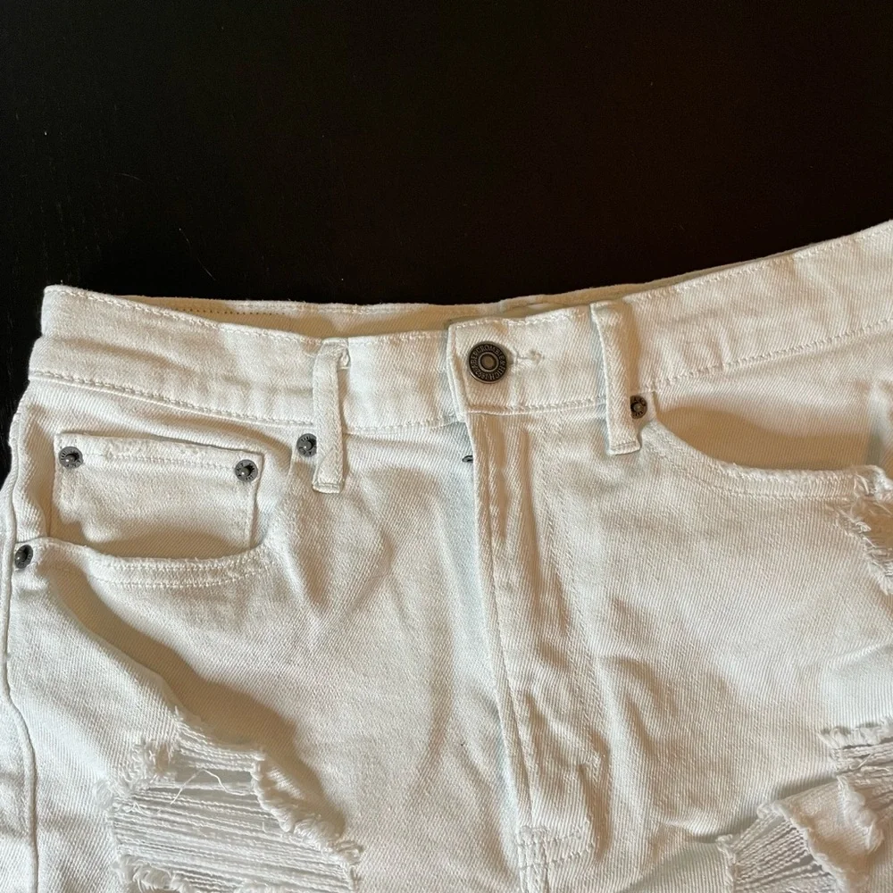 Abercrombie & Fitch Distressed White Women's Denim High-Rise Shorts Size 27, 4